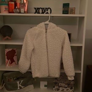 i’m selling a jacket it’s very cozy an it’s never been used